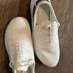 Size 9, white New Balance Dynasoft Nergize Sport V2 women’s shoes